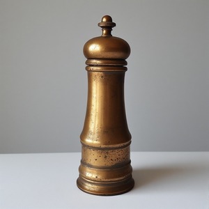 Moulin à poivre et shaker en laiton de qualité supérieure avec finition dorée brillante Artisan Crafted offrant un accent décoratif - Product Image 2