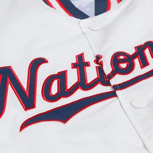 Veste bomber en satin de style universitaire d'hiver, épaisse, brodée, design baseball, col montant, traitement teinté - Product Image 3