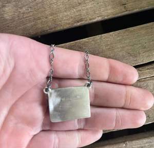 Collier pendentif carré minimaliste fait main pour femme en argent sterling avec placage or pour un usage quotidien ou des cadeaux - Product Image 3