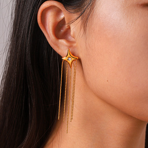 Boucles d'oreilles à chaîne à franges serties de diamants en forme d'étoile à quatre branches, tendance et polyvalentes, en acier titane. - Product Image 4