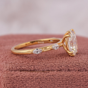 แหวนหมั้นเพชรเหลืองทรงรี น้ำหนัก 2.50 กะรัต ได้รับการรับรองจาก IGI ความสะอาดระดับ VVS สี F เพชรเพาะเลี้ยง ประดับเพชรเติมเต็ม ตัวเรือนทองคำแท้ 18K ดีไซน์หรูหราสำหรับผู้หญิง - Product Image 4