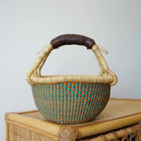 Panier bolga africain écologique fait à la main avec poignée en cuir pour une organisation élégante de la maison et des sorties de marché