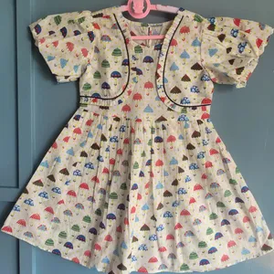 给你的小宝宝的休闲舒适服装这是由100% 棉织物印花棉质连衣裙制成的，适合女孩雨伞印花