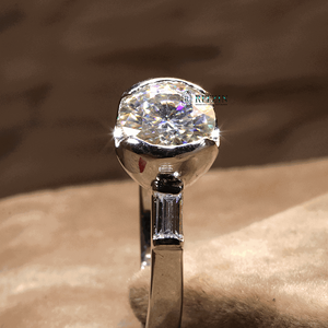 Anillo de compromiso de estilo de 3 piedras de corte redondo y Baguette para mujer - Product Image 5