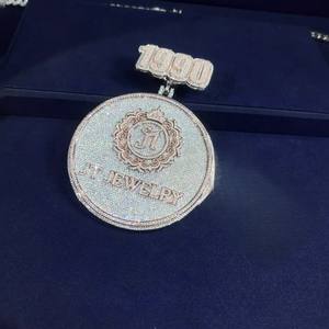 Pendentif en laiton avec logo personnalisé, zircon, diamant glacé, style hip-hop, charme pour cadeau personnalisé avec pierre principale en moissanite - Product Image 1