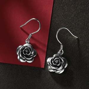 ต่างหูแฟชั่นทรงหยดน้ำเงินสเตอร์ลิงรูปดอกกุหลาบบานของเจลิยา - Product Image 5
