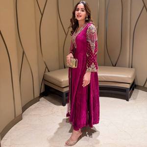Kurti pantalon dupatta en velours de designer avec broderie multicolore de qualité supérieure, travail de broderie avec des paillettes et des fils de zari, et dentelle faite à la main - Product Image 2