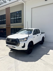Toyota Hilux con Caja de Cambios Automática, Asientos de Cuero, Interior Oscuro, Neumáticos R15, Baca Metálica, Volante a la Derecha - Product Image 3