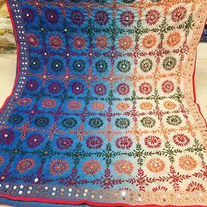 Pañuelos Phulkari 100% Hechos a Mano en India, Dupatta de Algodón Phulkari, Dupatta Bordada con Espejo, Chunni a Precio de Mayoreo - Product Image 1