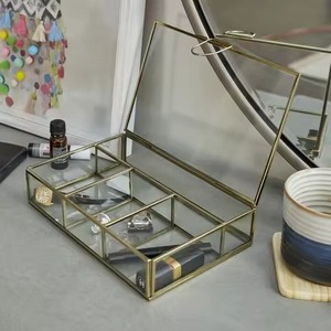 Caja de joyería lujosa de latón y vidrio con elegantes detalles metálicos y estructura delicada para una exhibición elegante y almacenamiento seguro. - Product Image 2