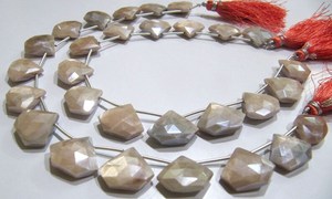 Piedra lunar natural de melocotón AB con revestimiento místico en forma de diamante de 15-16 a 17-18mm hebra de cuentas de 10 pulgadas de largo para hacer joyas - Product Image 2