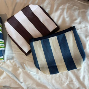 Fantaisie Fashion-Styled Grandes rayures en plastique recyclé Fermeture à glissière et moraillon Pochettes cosmétiques étanches Étuis de maquillage écologiques - Product Image 3