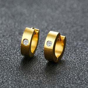 Boucles d'oreilles créoles simples en acier titane de forme ronde pour hommes Jeulia - Product Image 5