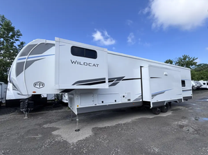 Camping-car d'occasion 3 mois d'utilisation 2023 2024 2025 Forest River Fifth Wheel Wildcat 34CRIB Remorque de voyage RV - Product Image 4