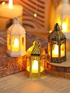Lanterne de ramadan en métal de qualité supérieure conçue pour les occasions islamiques spéciales comme les dîners d'iftar et les fêtes de l'Aïd - Product Image 3