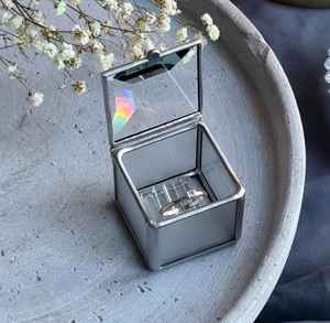 กล่องใส่แหวนแก้วดีไซน์แบบมินิมอลอุปกรณ์จัดระเบียบทำจากแก้วและกรอบโลหะขัดเงาสีทองสำหรับการหมั้นงานแต่งงานวันเกิด - Product Image 1