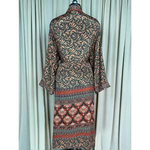 Vestido de Salón Boho Chic Vintage para Mujer de Seda Reciclada, Túnica de Playa para Resort, Bata Estilo Gitano para el Hogar, Cubrebañador - Product Image 3
