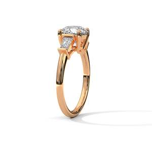 Élégante bague de fiançailles à trois pierres en diamant de laboratoire, taille ronde avec accents baguette, disponible en or 10K, 14K, 18K et argent 925 - Product Image 5