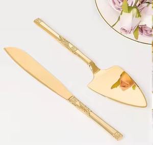 Juego de servidores de pastel de latón con hoja dorada simple y mango con motivo de laurel detallado - Product Image 1