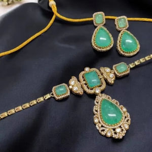 Conjunto de Collar y Aretes de Moda Chapados en Oro con Pedrería Kundan, Joyería Elegante de Latón para Bodas, Fiestas y Aniversarios - Product Image 1