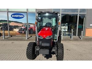 Tracteur compact à roues Massey Ferguson 2M.65 rouge avec cabine pour moteur 65 CV, élévateur frontal, prise de force, occasion - Product Image 3