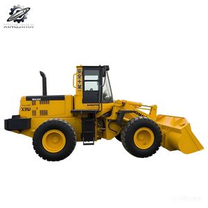 Chargeuse sur pneus Komatsu 320 d'occasion, 13 tonnes, godet 2m³, d'origine Japon, 95% neuve, faible nombre d'heures, certifiée CE, chargeuse frontale de construction d'occasion - Product Image 1