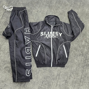 Combinaisons de jogging à rayures réfléchissantes personnalisées Veste et pantalon en nylon 100% avec fermeture éclair en nylon Ensemble coupe-vent personnalisé résistant à l'eau - Product Image 1