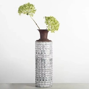 Jarrón de Piso Decorativo Tradicional de Metal Blanco, Ideal para Mesa de Comedor, Mesa de Dormitorio e Interiores Elegantes, de la India - Product Image 1