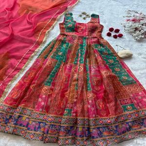 Ensemble haut, pantalon et dupatta VASTRA COTTAGE Zimmy Choo, conçu par un créateur, avec broderie lourde de sequins, tenue ethnique pour femmes, pour les fêtes - Product Image 6