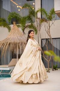 Élégante robe Bollywood brodée blanche sur tissu de soie Chinon avec Dupatta séquencé pour les fêtes d'hiver avec codage intérieur - Product Image 2