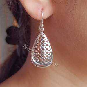 Elegantes Pendientes Colgantes Hechos a Mano en Plata de Ley 925, Diseño Minimalista Ligero en Forma de Pera, Inspirado en una Gota de Agua, Regalo Perfecto - Product Image 2