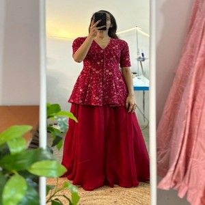 Conjunto de Diseñador VASTRA COTTAGE, Top Estilo Blazer con Lentejuelas Bordadas en Georgette y Pantalones Plazo de Georgette Puro, Completamente Cosido - Product Image 1