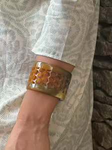 Grand bracelet manchette en corne de buffle, fait main, écologique, forme naturelle moderne, objet d'art de collection, cadeau de mariage Saniya - Product Image 2