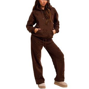 Survêtement de jogger pour femmes conçu avec des rayures latérales faites pour la mode d'entraînement de gym et les tenues décontractées de tous les jours - Product Image 3