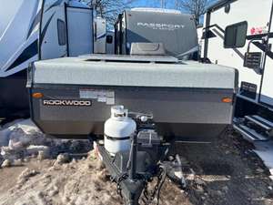 Autocaravana F-o-r-e-s-t R-i-v-e-r RV Rock-wood F-r-e-e-d-o-m S-e-r-i-e-s 1940LTD usada del 2022, lista para vender - Product Image 2