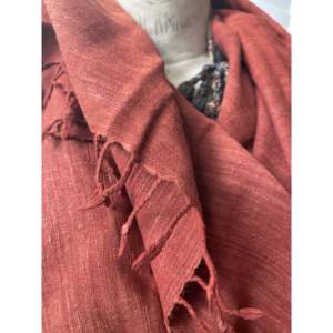 Écharpe de luxe en satin Peace, motif lettres terracotta, 100 % soie, longue, personnalisée par un designer, pour toutes les saisons (printemps, été, automne, hiver) - Product Image 1