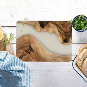 Planche à fromage artisanale en bois et résine au design naturel moderne, idéale pour servir et recevoir avec élégance sur la table de cuisine. - Product Image 4