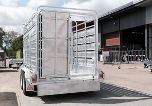 Remorque à bétail en aluminium à 2 axes avec parois latérales amovibles, transport de bovins avec rampe, capacité de charge de 1001 à 2000 kg - Product Image 2