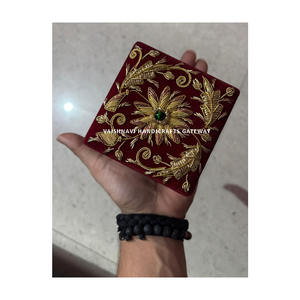 Caja de joyería de tela de trabajo con bordado a mano cuadrado moderno 100 piezas para regalar y decorar - Product Image 1