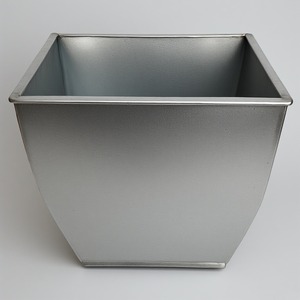 Bougeoir de Noël en laiton poli conçu avec une touche festive élégante offrant un style de vacances de qualité supérieure pour les décorations - Product Image 5