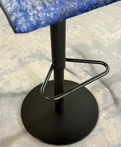 Taburete de Bar Giratorio con Altura Ajustable, Silla de Bar Comercial Tapizada en Azul con Reposabrazos y Base de Metal para Cafetería, Restaurante, Bar - Product Image 4
