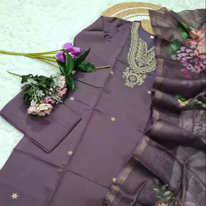 Violet Viscose Rayonne Broderie Travail Vêtement Ethnique Haut Bas & Dupatta Lehenga Choli pour Festive Party Wear Vintage Silk Style - Product Image 3