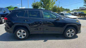 Véhicule d'occasion 2023 XLE Premium, faible kilométrage, transmission automatique, sièges en cuir, jamais accidenté et prêt à être expédié. - Product Image 6