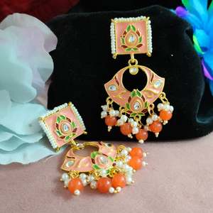 ต่างหู Meenakari ประดับด้วยไข่มุกที่แขวนอยู่เหนือกาลเวลาสร้างขึ้นด้วยเครื่องเคลือบเมนาการิเหมาะสำหรับงานรื่นเริงหรืองานแต่งงาน - Product Image 1