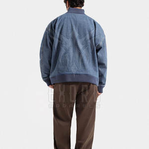 ราคาขายส่ง เสื้อแจ็คเก็ตยีนส์บอมเบอร์ผู้ชายคุณภาพสูง คอตั้ง น้ำหนักเบา ระบายอากาศได้ดี เป็นมิตรกับสิ่งแวดล้อม ปรับแต่งได้ ผลิตจากผ้าฝ้าย 100% - Product Image 4