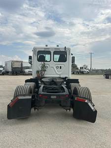 รถบรรทุก Freightliner Cascadia 126 Day Cab รุ่นขายดี - เครื่องยนต์ Detroit 450 แรงม้า เกียร์อัตโนมัติ Dt12 12 สปีด รถบรรทุกมือสองสำหรับขาย - Product Image 3