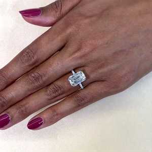 Bague en émeraude et diamant de laboratoire certifiée IGI 5,20 carats, sertissage cathédrale conique - Product Image 6