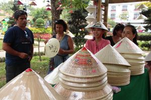 Chapeau conique artisanal vietnamien en bambou, léger, durable, produit culturel - Product Image 5