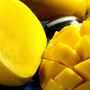 Merienda de fruta natural en rodajas de mango suave besada por el sol del valle del Mekong - Product Image 1