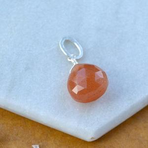 Colgante de Piedra Solar en Forma de Lágrima, Facetado, con Brillo Naranja, Gema Natural, Chapado en Oro, Joyería Artesanal - Product Image 3